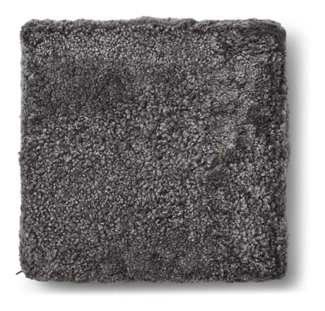 Square Puf af NZ kort krøllet lammeskind, Graphite