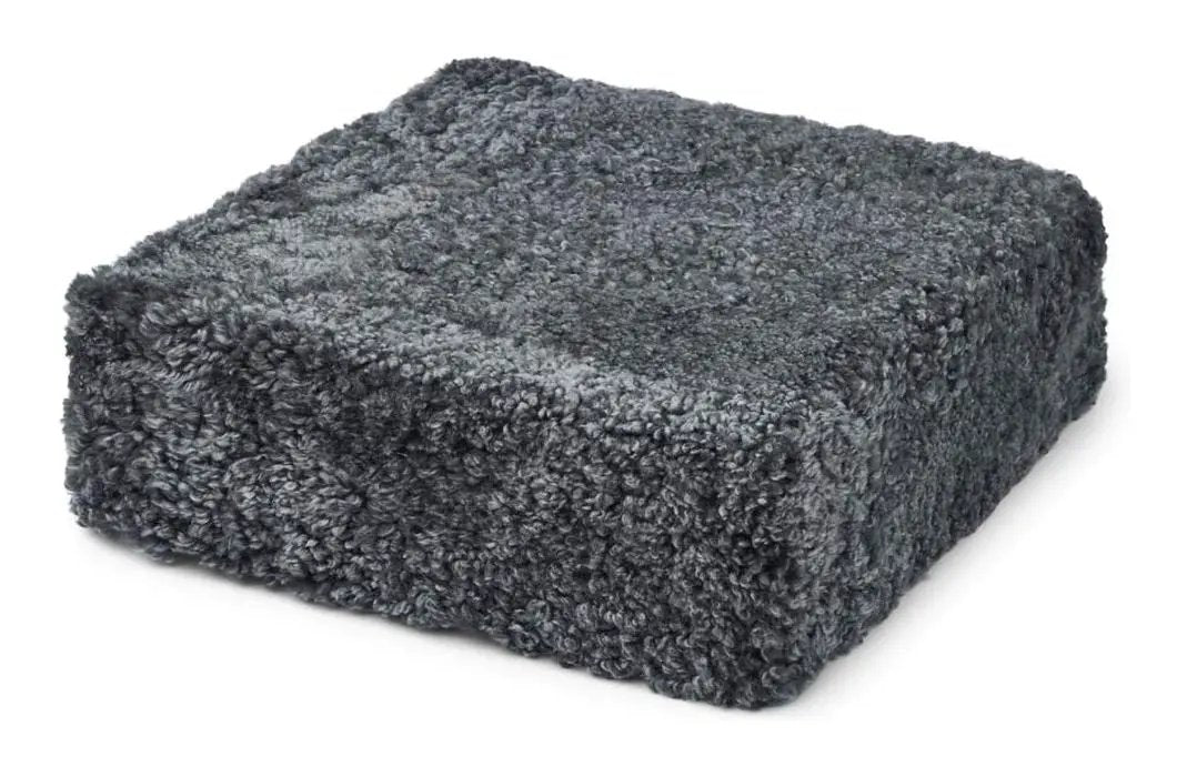 Square Puf af NZ kort krøllet lammeskind, Graphite