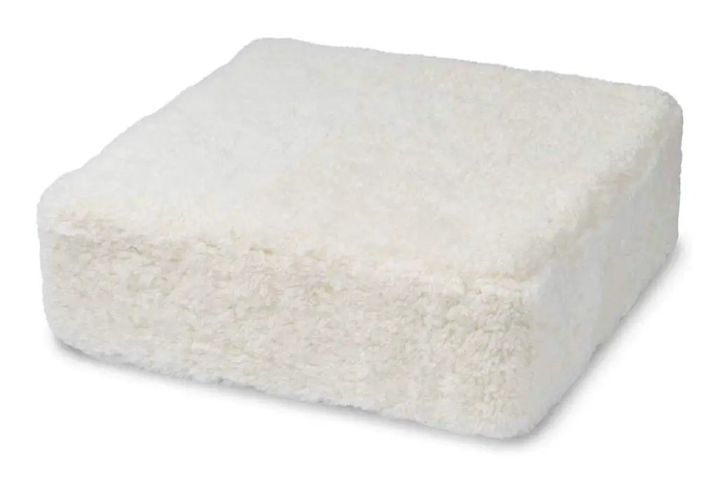 Square Puf af NZ kort krøllet lammeskind, Ivory