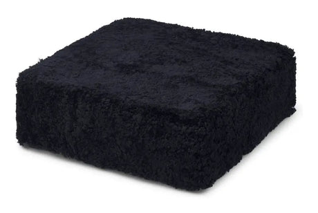 Square Puf af NZ kort krøllet lammeskind, Sort