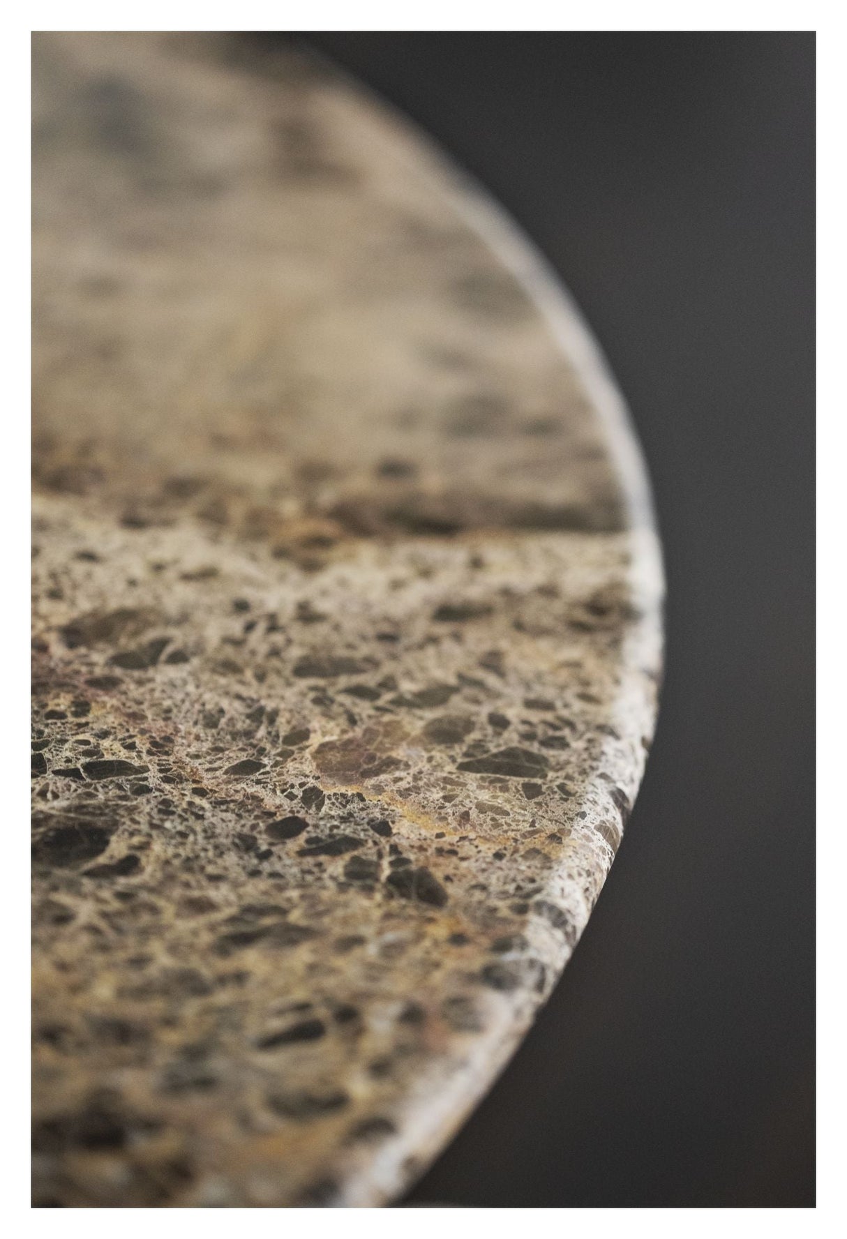 Taransay Spisebord, Brun marmor, Brun eg, Ø125 - Unoliving.com