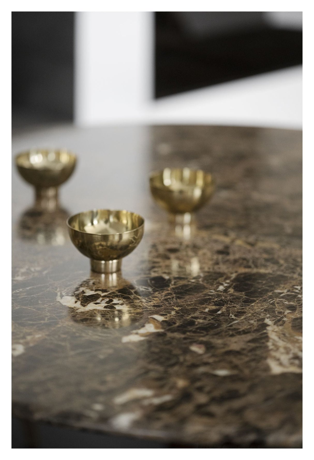 Taransay Spisebord, Brun marmor, Brun eg, Ø125 - Unoliving.com